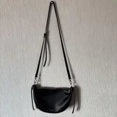 黒のハーフムーン型ショルダーバッグ