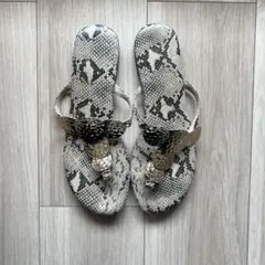 ヘビ柄フラットサンダル
