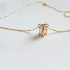 ギフトボックスチャームネックレス　ハンドメイド　ピーチ