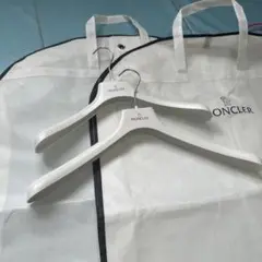 MONCLER ホワイト衣類カバー2枚とハンガー2本セット