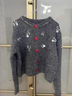 フラワー刺繍付きグレーのカーディガン