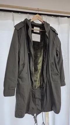 オリーブグリーン ミリタリージャケット 踊る