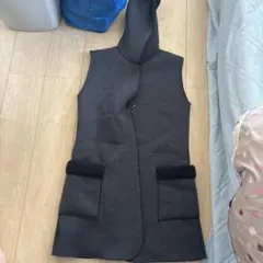 フード付きグレーのベスト