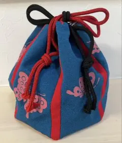 浴衣のお供　蝶模様の青赤巾着袋