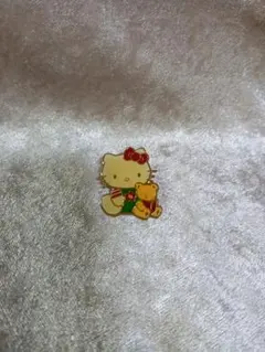 平成レトロ　ハローキティ ピンバッジ