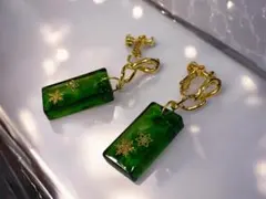 【冬物オークション】　【デザインイヤリング】　雪の結晶　レクタングル　グリーン