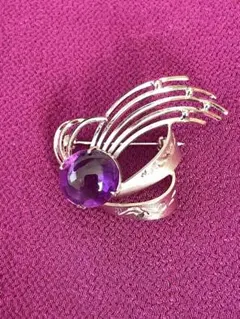 ブローチ　流線型デザインの紫色ブローチ　シルバーブローチ