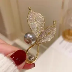 華やかな葉のデザインブローチ