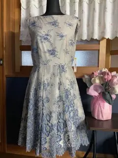Alice + Olivia アリスアンドオリヴィア 刺繍ひざ丈ドレス 背中みせのサムネイル