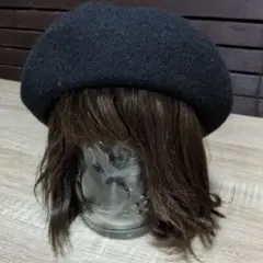 黒のベレー帽