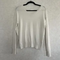 GU オフホワイト Vネック 長袖ニット　薄手　春物