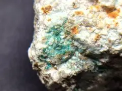 【国産鉱物】岡山県 新美川鉱山産 銅の二次鉱物（珪孔雀石など） 原石 約152g