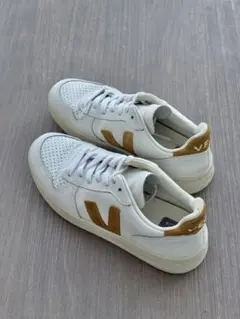 [VEJA] V-10 ホワイト／ベージュ　スニーカー EUR37のサムネイル