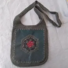 ミッシェルクラン 刺繍のある緑色ショルダーバッグ