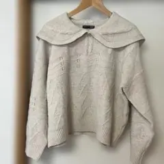 ベージュ大きな襟ありニット