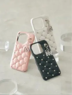 ダーリッチ キルティングビジューDDチャームiPhoneケース 15pro