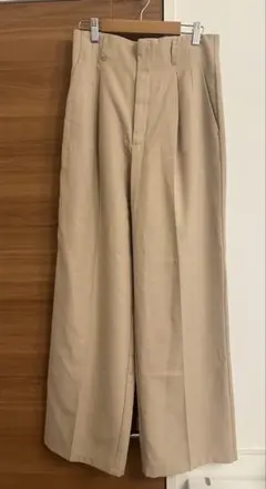 GU カラースラックス　ワイドパンツ　ベージュ