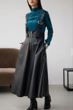 アズールバイマウジー フェイクレザージップアップジャンパースカート
