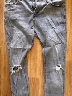 ライトブルースキニーデニム 膝ダメージ