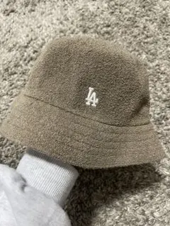 【新品】NEW ERA LAバケットハット ベージュのサムネイル