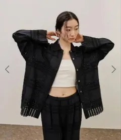 【美品】アダムエロペ　エンブロイダリーコンビシャツ　ブラックのサムネイル