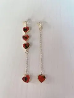 ハート型チャームのピアス（赤・金）