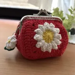 ハンドメイド　かぎ編みがま口ポーチ　小銭入れ　グラニースクエア　モチーフ編み　赤