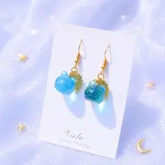 ピアス/イヤリング】猫と風鈴 尻尾が揺れる 推しカラー ブルー 透け感