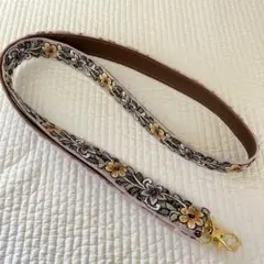 1点のみ　インド刺繍リボン　合皮　スマホショルダー　Mサイズ