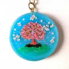 桜の木手書きデザインの青色チャームレジンハンドメイドキーホルダー