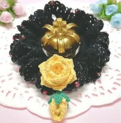 黄色の薔薇と赤ビーズの黒フリルシュシュ　オーロラビーズ　蕾