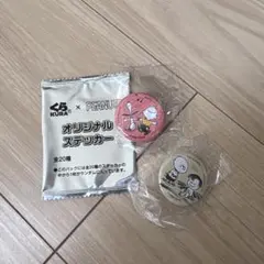 くら寿司 スヌーピー 缶バッジ 2点 ステッカー1枚のサムネイル