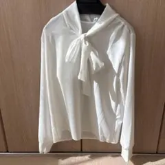 リボン付きホワイト長袖シャツ
