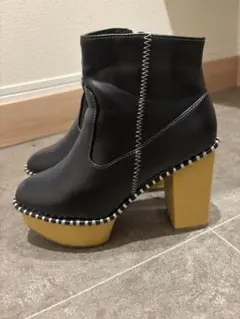 ジッパー付き黒ショートブーツ