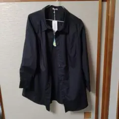 黒の長袖シャツ