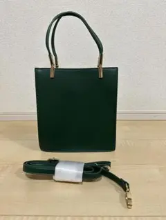 緑色の四角いバッグ。