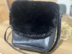 ikka✴︎黒フェイクファーショルダーバッグ　レザー剥がれあり