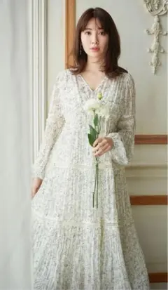 her lip to monotone floral pleated dress