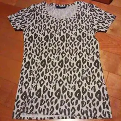 イングのヒョウ柄Tシャツ