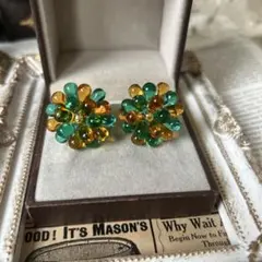 ドイツ製ガラスビーズのイヤリング エメラルドグリーンとトパーズ