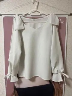 INGNI リボン付きホワイトVネックブラウス