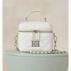 darich キルティングスクエアミニバッグ ホワイト シルバーパーツ バニティ