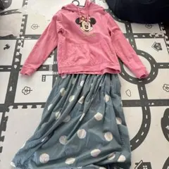 ミニーマウスパーカーとスカート