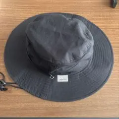 黒のバケットハット