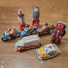 ブリキのオモチャ、車、ロケット、バイク、ロボット8点まとめ売り。