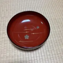 赤い漆器の菓子器