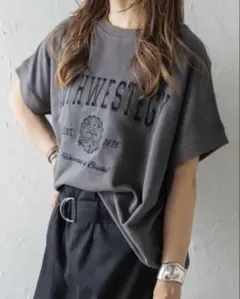 BONJOUR SAGAN ／カレッジ刺繍ピグメントスウェットTシャツ