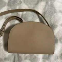 A.P.C. ベージュ ショルダーバッグ　ハーフムーン
