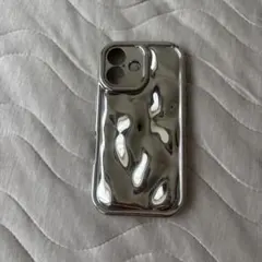 iPhone16用ケース メタリック シルバー ウェーブデザイン スマホケース