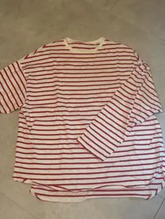 赤と白のストライプ長袖Tシャツ